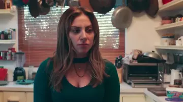 Le pull ras de cou bleu de Ally (Lady Gaga) dans A Star Is Born