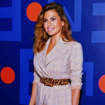 The blazer beige plaid New York & Company, worn by Eva Mendes on her account Instagram @evamendes