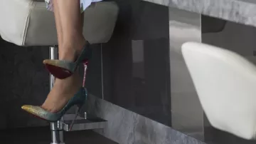 Si Kate Strass Pompes Louboutin portés par Emily Nelson (Blake Lively) dans Une Simple Faveur