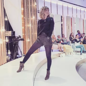 The cashmere sweater khaki Daphne Bürki on the account instagram @jetaimeetc