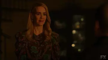La blouse marron à fleurs Isabel Marant portée par Lana Winters (Sarah Paulson) dans American Horror Story S08E05