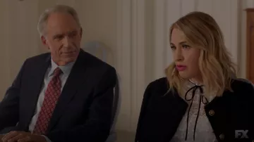 La blouse blanche en dentelles Sandro portée par Coco St. Pierre Vanderbilt (Leslie Grossman) dans American Horror Story S08E05