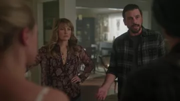 La blusa Lucky Brand usada por Alice Cooper (Mädchen Amick) en Riverdale S03E02