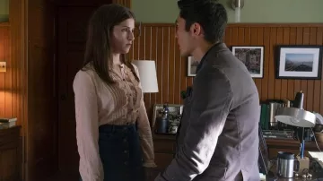 Top rose porté par Stephanie Étouffe (Anna Kendrick) comme on le voit dans Une Simple Faveur