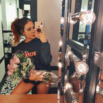 Le sweat noir ELITE de Danna Paola sur le compte instagram de @dannapaola