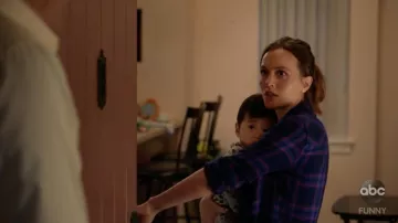 Camisa a cuadros Purple & Navy Hunter by Rails usada por Angie D'Amato (Leighton Meester) como se ve en Single Parents S01E04