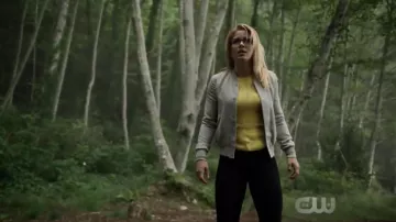 Le bomber gris Wilfred porté par Felicity Smoak (Emily Bett Rickards) dans Arrow S07E01