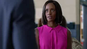 Le top rose CeCe porté par Kara Fowdy (Skye P. Marshall) dans Black Lightning S01E01