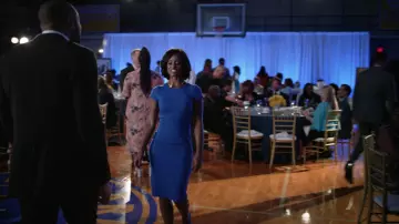 La robe crayon bleue Felicity & Coco portée par Kara Fowdy (Skye P. Marshall) dans Black Lightning S01E01