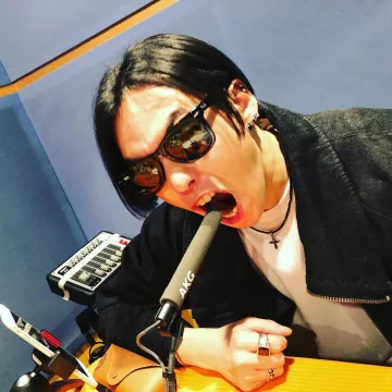 Sunglasses Wayfarer black Momiken on the account instagram @momiken_spyair