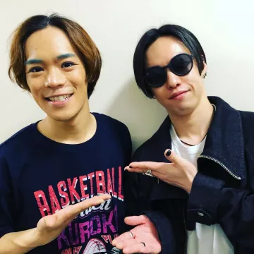 The round glasses black Momiken on the account instagram @momiken_spyair