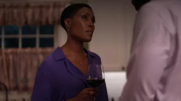 La blouse violette L'Agence portée par Lynn Pierce (Christine Adams) dans Black Lightning S01E03