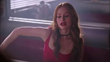 Le body rouge Free People porté par Cheryl Blossom (Madelaine Petsch) dans Riverdale S03E02