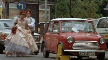Les véhicules du film Quatre mariages et un enterrement :  Scarlett (Charlotte Coleman) conduit une Austin Mini rouge