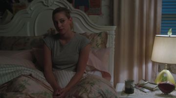 Le crop top gris Topshop porté par Betty Cooper (Lili Reinhart) dans Riverdale S03E02
