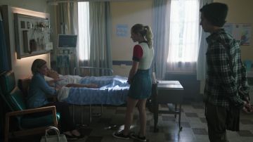 El par de Converse negro bajo usado por Betty Cooper (Lili Reinhart) en Riverdale S03E02