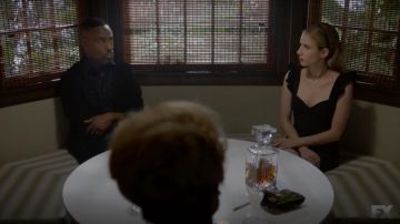 La robe noire Cinq a Sept portée par Madison Montgomery (Emma Roberts) dans American Horror Story S08E06