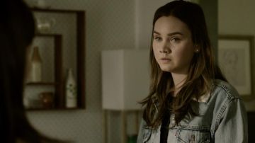 The jean jacket of McKenna (Liana Liberato) in Light as a Feather S01E03