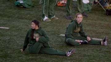 Le sweatshirt à capuche vert OWLS Track & Field porté par Casey Gardner (Brigette Lundy-Paine) dans Atypical S01E04