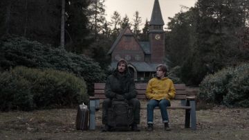 Le coupe-vent jaune de Jonas Kahnwald (Louis Hofmann) dans Dark S01E05