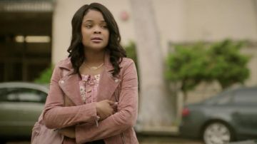 La veste rose de Candace Preston (Ajiona Alexus) dans Light as a Feather (S01E03)