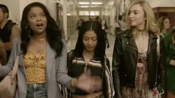 La veste en cuir d'Olivia Richmond (Peyton List) dans Light as a Feather (S01E01)