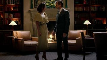 La robe de Cristal Flores Carrington (Nathalie Kelley) dans Dynastie S01E14