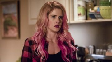 La camisa a cuadros roja NSF usada por Felicity Smoak (Emily Bett Rickards) en Arrow S07E01