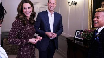 El vestido de camisa de lunares burdeos de Whistles usado por Kate Middleton en Newsbeat Documentaries