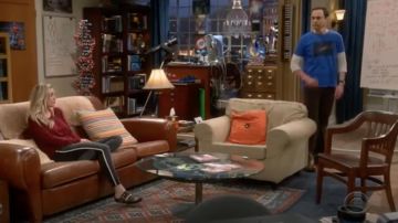 Les sandales Leopard Sandro portées par Penny (Kaley Cuoco) dans The Big Bang Theory S12E05