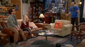 Le top bordeaux Rag & Bone porté par Penny (Kaley Cuoco) dans The Big Bang Theory S12E05