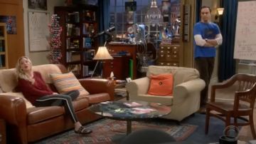Los jeans grises con raya blanca que lleva Penny (Kaley Cuoco) en The Big Bang Theory S12E05