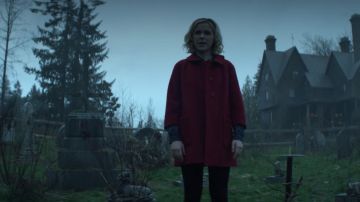 The red coat of Sabrina Spellman (Kiernan Shipka) in The New Adventures of Sabrina S01E01