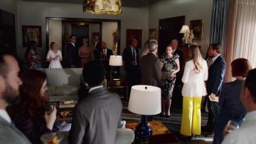 Les sandales à talons Chanel portées par Fallon Carrington (Elizabeth Gillies) dans Dynastie S02E02