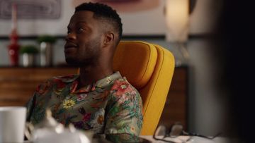 La chemise à fleurs Gucci portée par Jeff Colby (Sam Adegoke) dans Dynastie S02E02