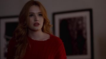 El jersey rojo 'Emmet' de RtA usado por Kirby Anders (Maddison Brown) en Dynasty S02E02