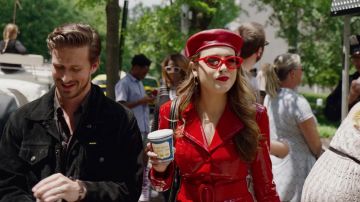 La boina de cuero rojo eugenia Kim usada por Fallon Carrington (Elizabeth Gillies) en la dinastía S02E02