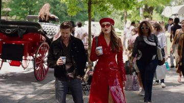 El abrigo largo de cuero rojo de Michael Kors usado por Fallon Carrington (Elizabeth Gillies) en la dinastía S02E02