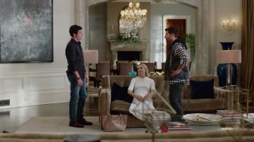 La robe blanche Proenza Schouler portée par Melissa Daniels (Kelly Rutherford) dans Dynastie S02E02
