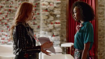 La chaqueta de cuero con tachuelas Blank NYC usada por Kirby Anders (Maddison Brown) en Dynasty S02E02