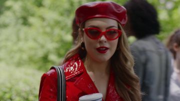 Las gafas rojas usadas por Fallon Carrington (Elizabeth Gillies) en la dinastía S02E02