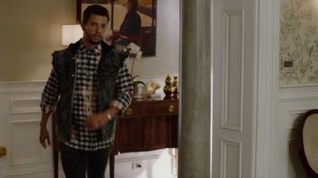 La veste en jean sans manche avec capuche PRPS portée par Sam Jones (Rafael de la Fuente) dans Dynastie S02E02