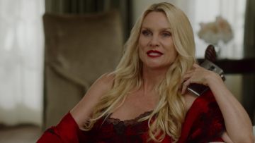 La nuisette rouge Josie Natori portée par Alexis Carrington (Nicollette Sheridan) dans Dynastie S02E02