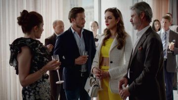 Le sac à main Chanel blanc porté par Fallon Carrington (Elizabeth Gillies) dans Dynastie S02E02