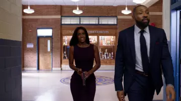 La robe aubergine Calvin Klein portée par Kara Fowdy (Skye P. Marshall) dans Black Lightning S01E06
