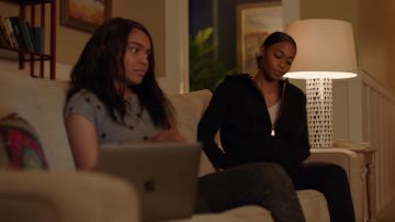 The gray t-shirt with star Alternative worn by Jennifer Pierce (China Anne McClain) in Black Lightning S01E09