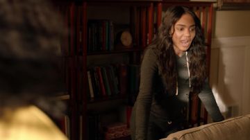 The tracksuit bottoms grey hole Alternative of Jennifer Pierce's (China Anne McClain) in Black Lightning S01E10