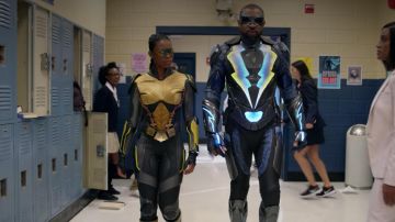 The replica of the costume of Black Lightning (Cress Williams) in Black Lightning S01E12