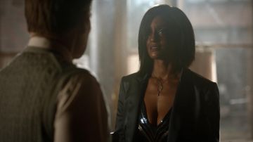The top sequined Express Kara Fowdy (Skye P. Marshall) in Black Lightning S02E01