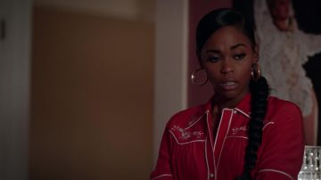 la chemise rouge Cinq a Sept portée par Anissa Pierce (Nafessa Williams) dans Black Lightning S02E01